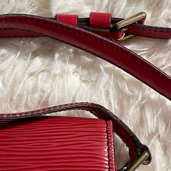 Louis Vuitton Epi Mini Saint-Cloud Castilian Red Shoulder Bag. Vintage Used - Picture 10 of 16